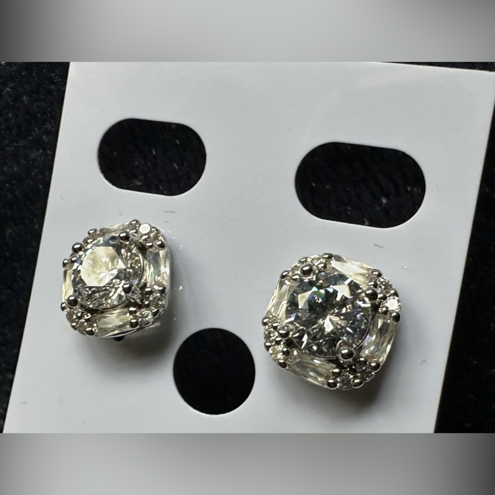 Beautiful classic square style timeless earrings ✨ - Picture 2 of 10